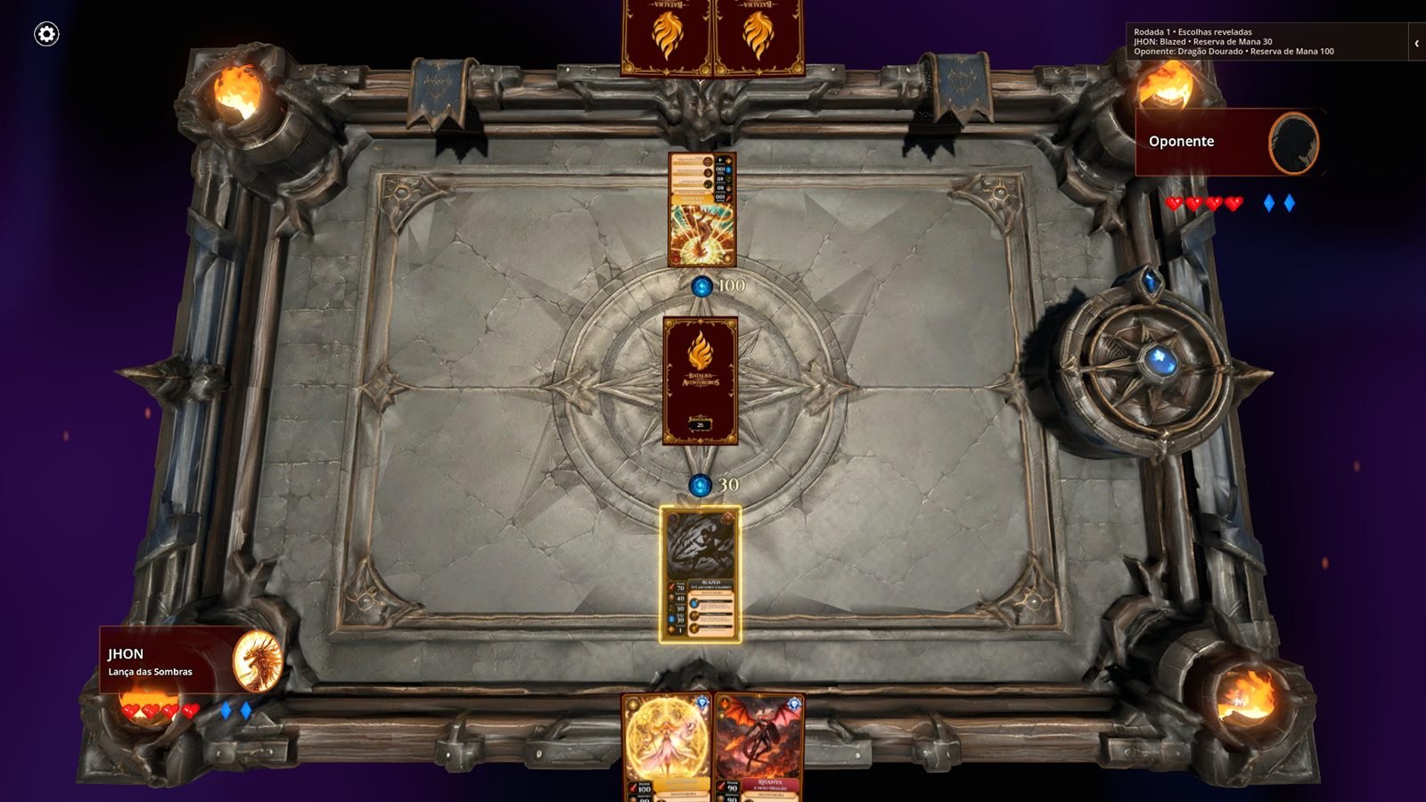 Partida em andamento: duas cartas invocadas frente a frente no tabuleiro, com os valores de Reserva de Mana 30 e 100 marcados acima de cada uma.