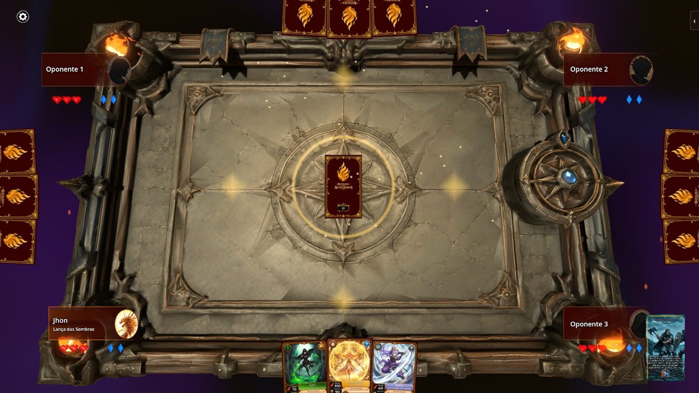 Mesa com quatro jogadores: quatro placas com nome, vida e mana nos cantos do tabuleiro, cada uma com sua mão de cartas.